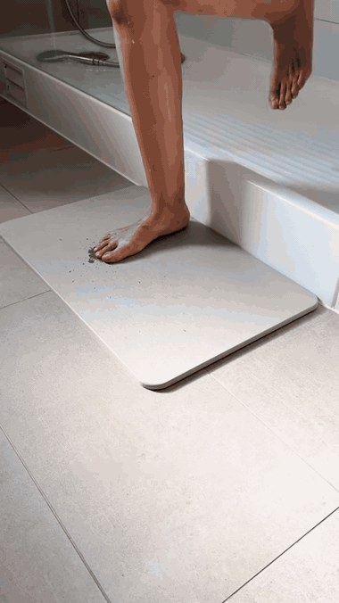 Demonstração: água sendo absorvida instantaneamente pelo tapete de diatomita